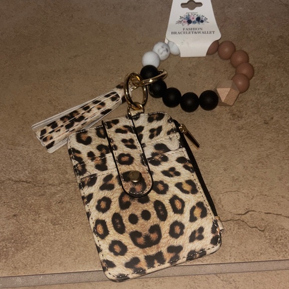 Leopard Print Card Holder with Beaded Bracelet - Picture 4 of 4